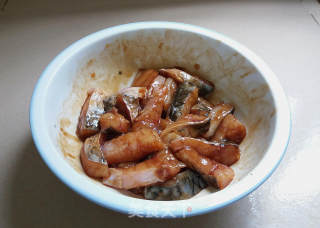 香酥炸鱼块的做法步骤：2
