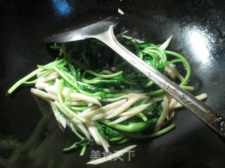 虾酱茭白丝炒鸡毛菜的做法步骤：7