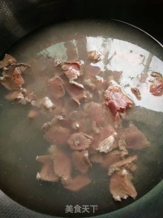 香菇牛肉面的做法步骤：1