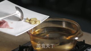 【小森妈妈菜谱】秋季28天调理药膳-五指毛桃祛湿汤的做法步骤：2