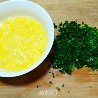 韭菜鸡蛋饼的做法步骤：1