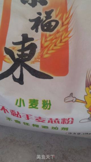 手擀面的做法步骤：1