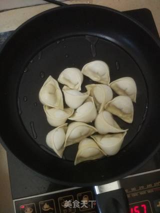 煎饺的做法步骤：1
