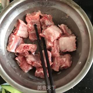 酸甜排骨的做法步骤：1
