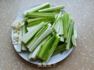 丝瓜肉丸汤的做法步骤：1