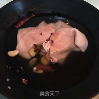 肉皮冻的做法步骤：2