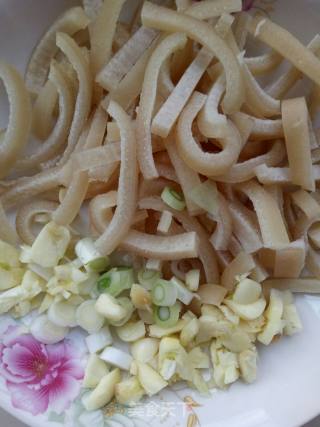 肉皮炒豆芽的做法步骤：1