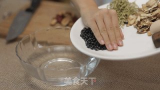 【小森妈妈菜谱】备孕药膳-当归金银花暖宫汤的做法步骤：1