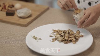 【小森妈妈菜谱】备孕药膳-当归金银花暖宫汤的做法步骤：4