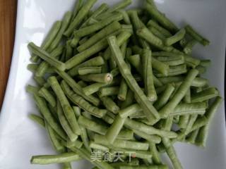 豇豆炒肉丝的做法步骤：2