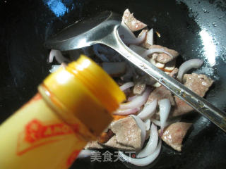 洋葱香干炒猪肝的做法步骤：8