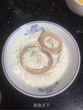 酥炸鱿鱼圈的做法步骤：4
