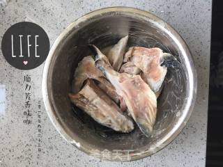砂锅三文鱼头煲的做法步骤：1