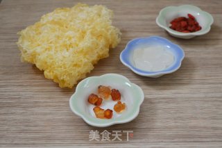 桃胶银耳羹的做法步骤：1
