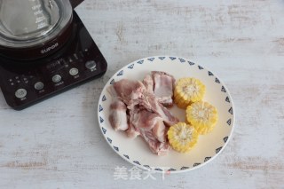 玉米排骨汤的做法步骤：1