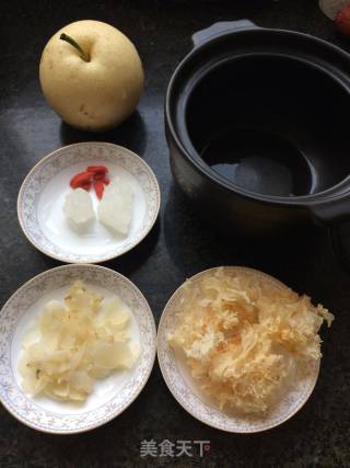 银耳百合秋梨羹的做法步骤：1