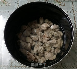 排骨萝卜汤的做法步骤：2
