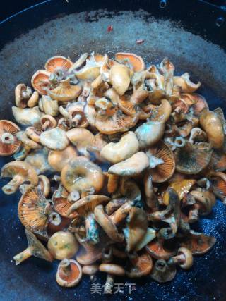 腊肉松花菌火锅的做法步骤：5