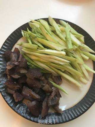 海参芦笋炒百合的做法步骤：1