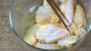 四季餐桌|招牌拌饭酱蒸鸡翅的做法步骤：2