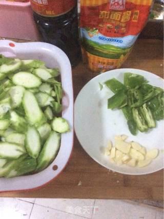 炒丝瓜的做法步骤：1