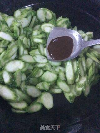 炒丝瓜的做法步骤：2