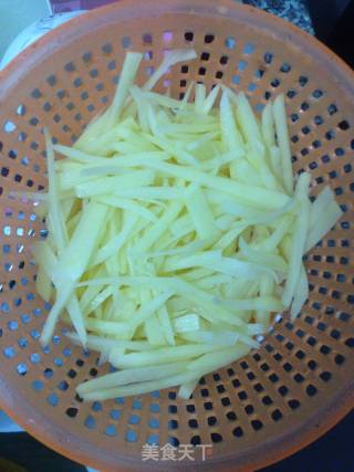 橄榄菜炒土豆丝的做法步骤：1