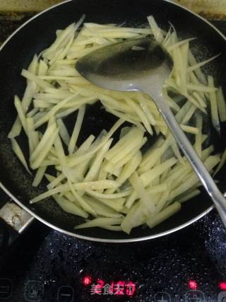橄榄菜炒土豆丝的做法步骤：2