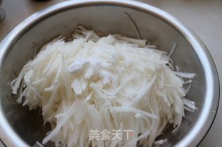 【川菜】炝炒白萝卜丝的做法步骤：3