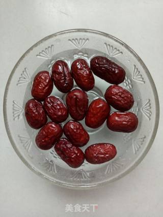银耳红枣莲子汤的做法步骤：2