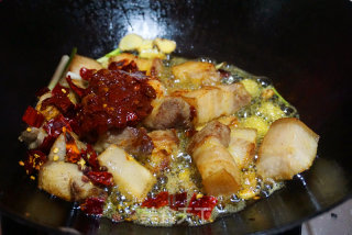 酸菜红烧肉的做法步骤：7