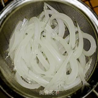 白饭鱼炒滑蛋的做法步骤：1
