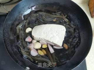 泥鳅炖豆腐的做法步骤：3