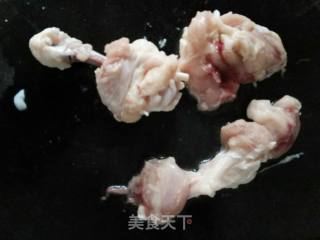 香菇木耳滑鸡块的做法步骤：1