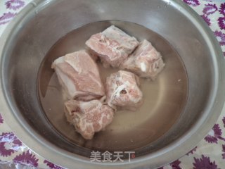 排骨白萝卜汤的做法步骤：1
