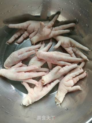 正宗红烧鸡爪的做法步骤：1