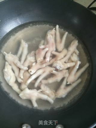 正宗红烧鸡爪的做法步骤：3