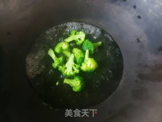 西兰花烧排骨的做法步骤：2
