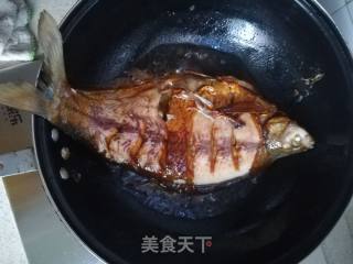 葱烤河鲫鱼的做法步骤：3
