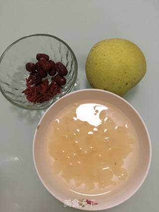 银耳雪梨汤的做法步骤：1