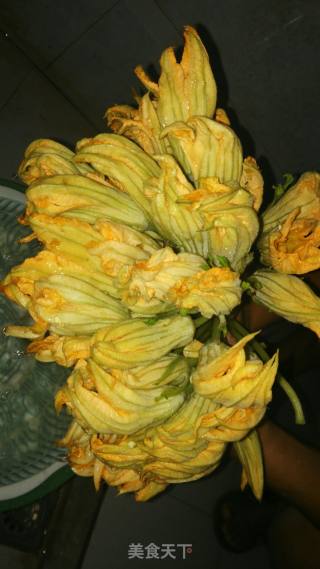 蒜炒南瓜花的做法步骤：1