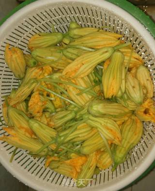 蒜炒南瓜花的做法步骤：2