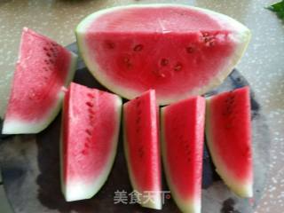 鲜榨西瓜汁的做法步骤：1
