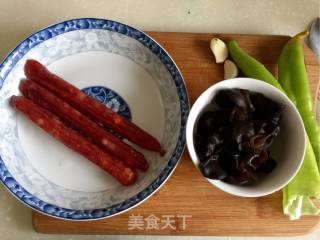 尖椒木耳炒腊肠的做法步骤：1