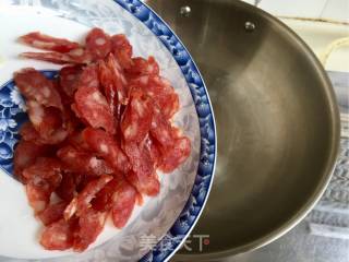 尖椒木耳炒腊肠的做法步骤：2
