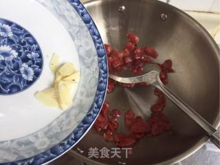 尖椒木耳炒腊肠的做法步骤：3