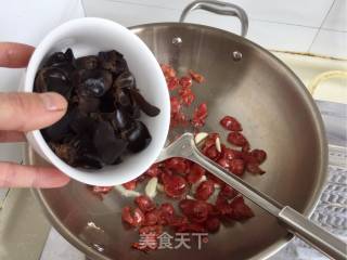 尖椒木耳炒腊肠的做法步骤：4