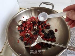 尖椒木耳炒腊肠的做法步骤：5