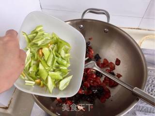 尖椒木耳炒腊肠的做法步骤：6