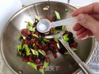 尖椒木耳炒腊肠的做法步骤：7